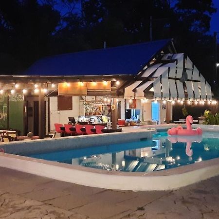Guava Grove Resort & Villas Сэнди-Бей Экстерьер фото