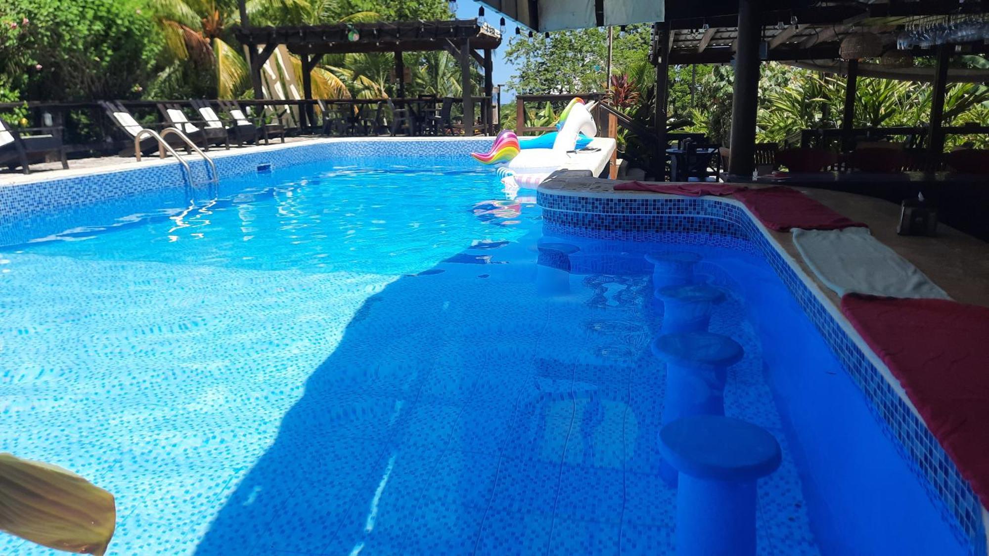 Guava Grove Resort & Villas Сэнди-Бей Экстерьер фото